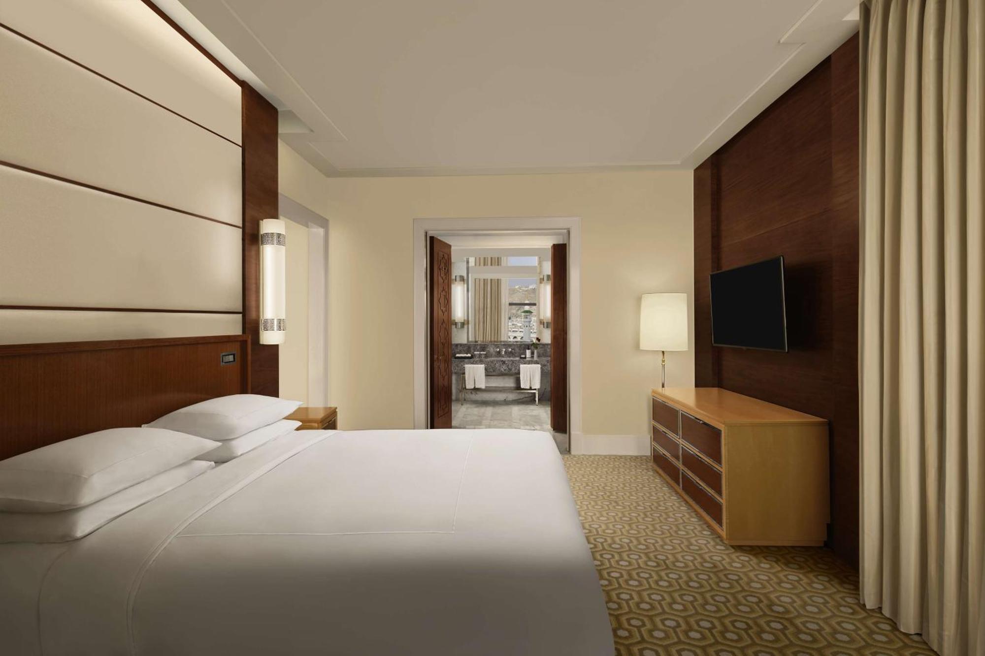 Deluxe King Suite Haram View Lounge Access