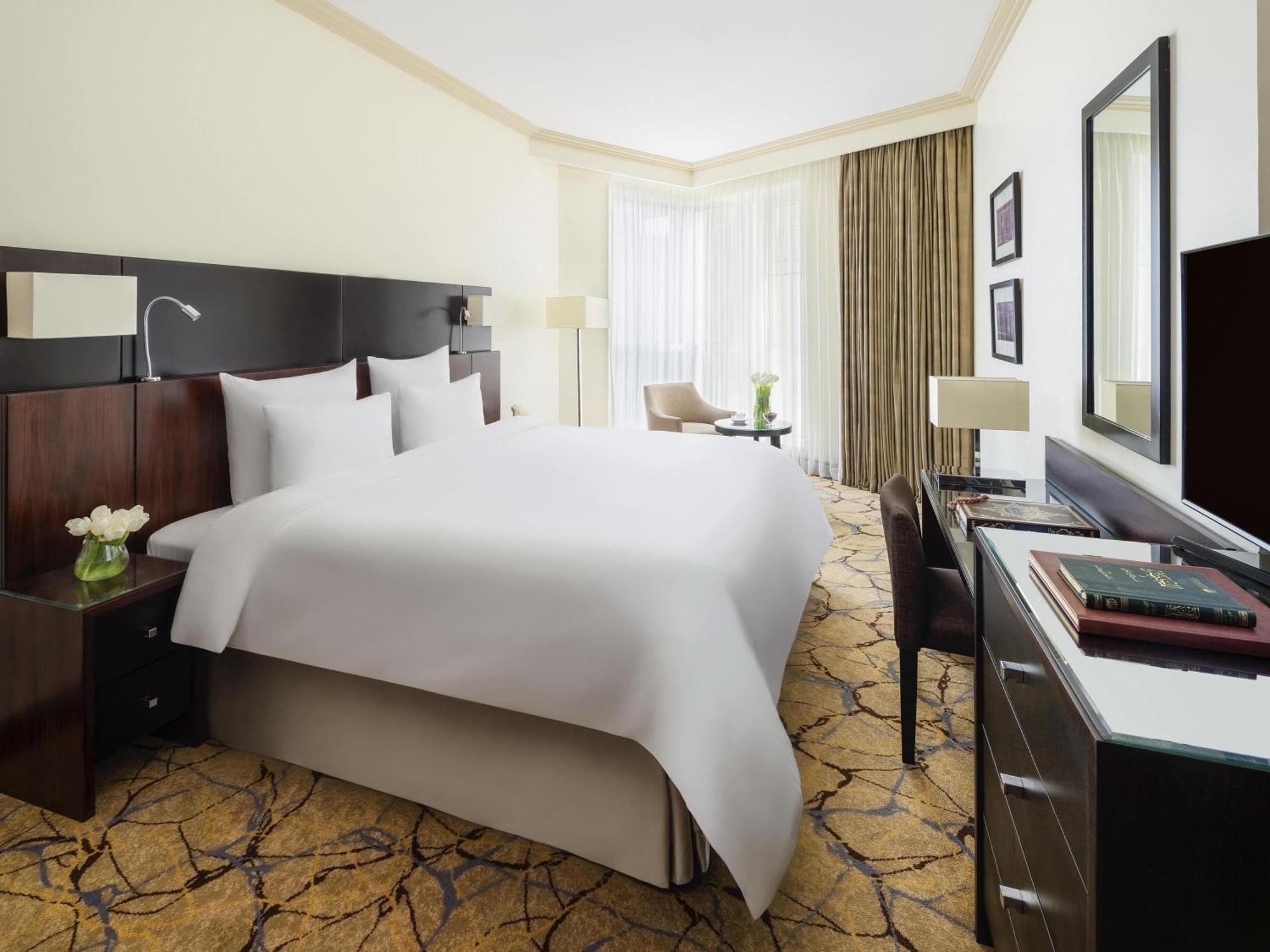 Deluxe King Suite with Part Kaaba View