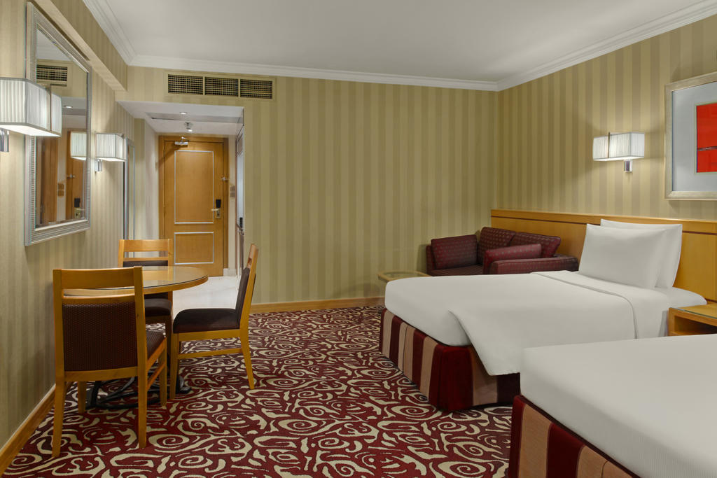 Guest Room City View Two Twin Beds